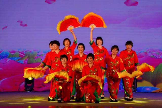 东莞麻涌，妇女们组建的舞蹈队，演出乡土情怀。