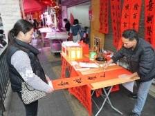 视频丨江门年味渐浓：上步路“挥春街”手写春联够红火