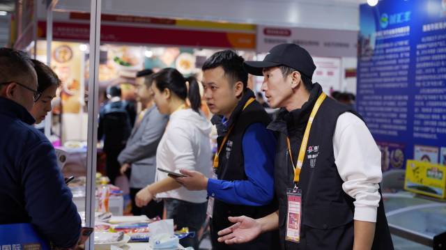珠海年鱼中国行上海站，工作人员向世界客商推介珠海年鱼