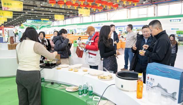 食客现场品鉴美味珠海年鱼