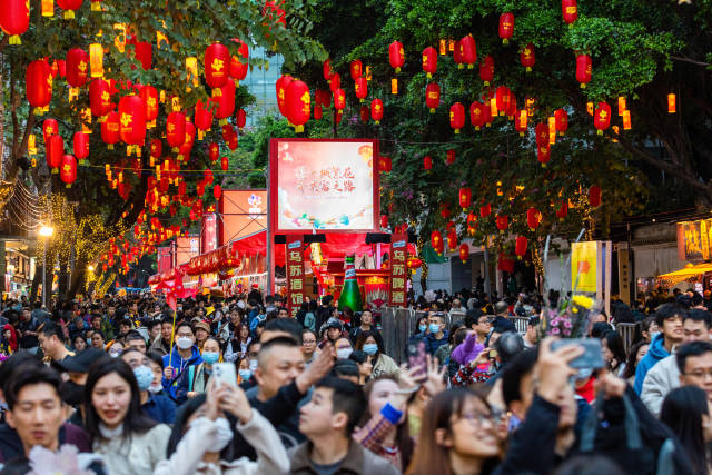 越秀西湖花市每年吸引大量市民前来赏花。