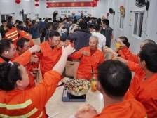 狮子洋通道春节不停工，建设者欢庆小年夜｜新春走基层