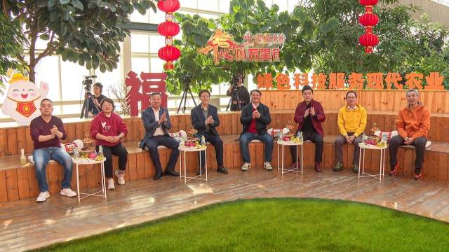 “2024丰收中国万里行”收官活动嘉宾共庆丰收。从左至右依次为：王利峰、赵伟丽、钟钰、柯炳生、张利庠、孟祥奇、张曙晖、梁国喜