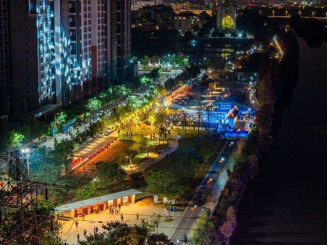 滨河公园都市客厅夜景。（图源 沙溪宣告）