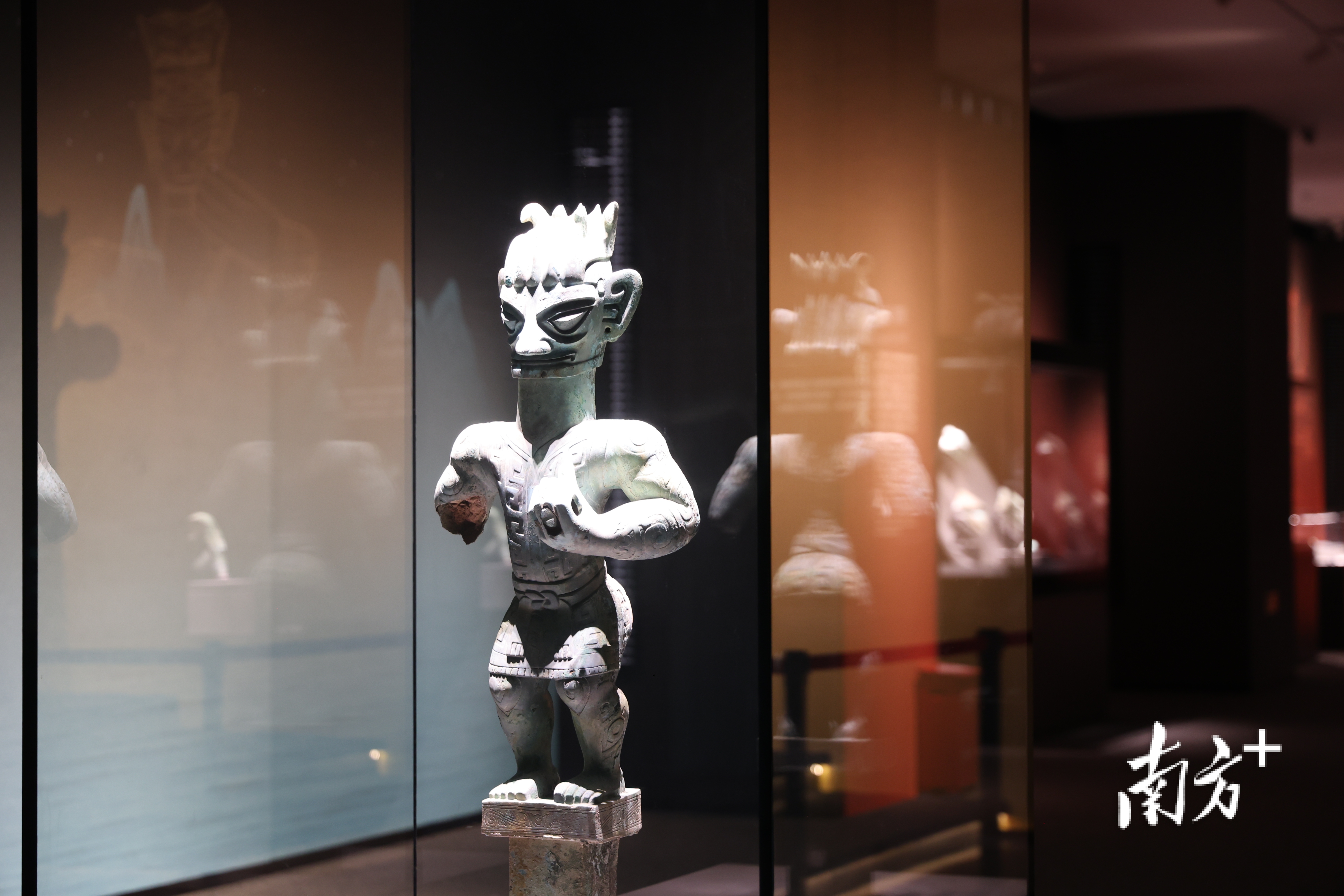 “古蜀瑰宝—三星堆与金沙”文物特展在横琴文化艺术中心开幕。