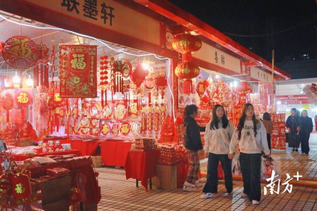 图集｜逛花街、买年货，江门五邑华侨广场年味浓
