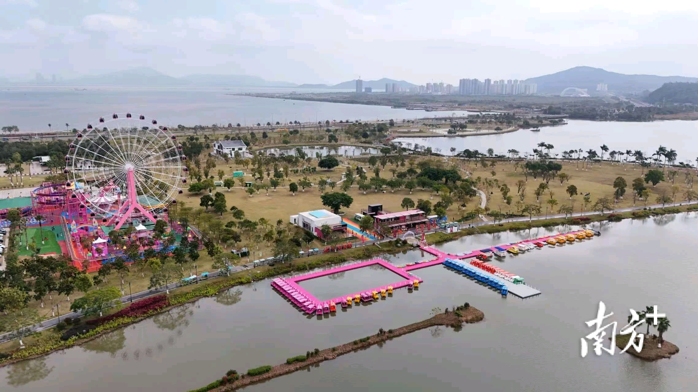 金湖公园的水上运动基地新增近百艘脚踏和电动游船。&nbsp;