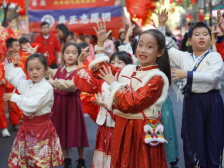 “讲古仔”来啦！广州这所小学在越秀西湖花市上演“粤”式快闪