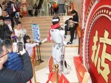 来打卡！粤产人形机器人亮相广州“百年花市”｜新春走基层