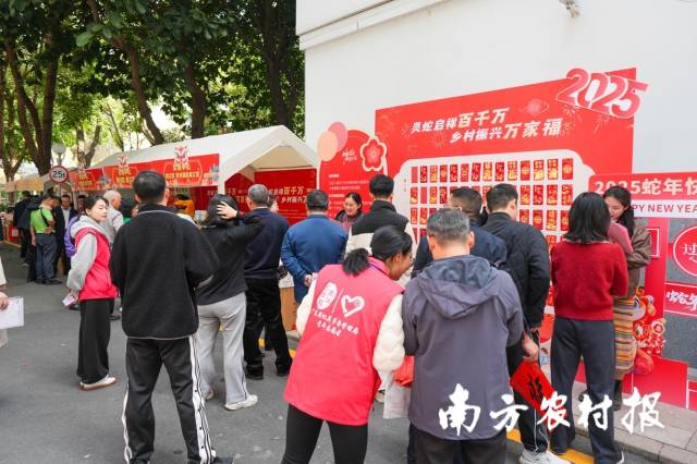 “百千万工程”优质农产品走进省政府大院展销活动现场。