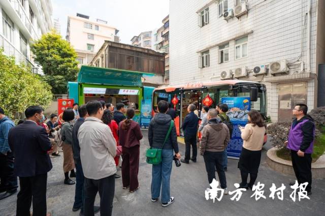 “百千万工程”优质农产品走进省政府大院展销活动现场。