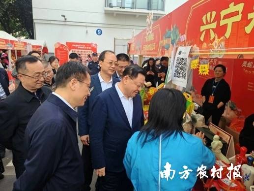 省长王伟中来到省政府大院“‘百千万’优质农产品”展销活动和省直机关“迎新春送祝福”书画活动现场，了解活动开展情况。