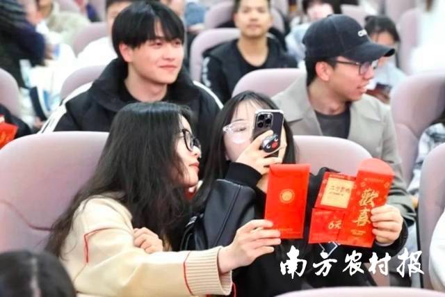 年轻人晒利是。 