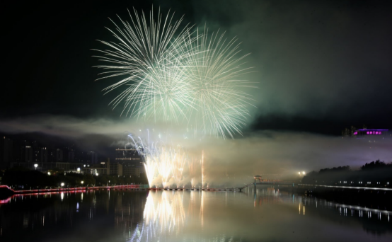 盛況年年如是，世代相傳,。好一個梅州,，好一份年味。