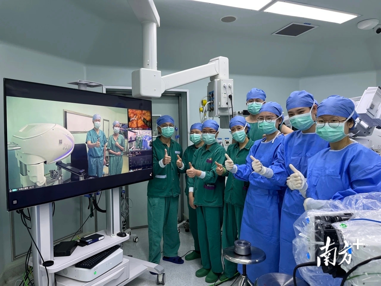 运用国产单臂单孔机器人顺利实施乳腺癌远程手术,尚属国内首例。