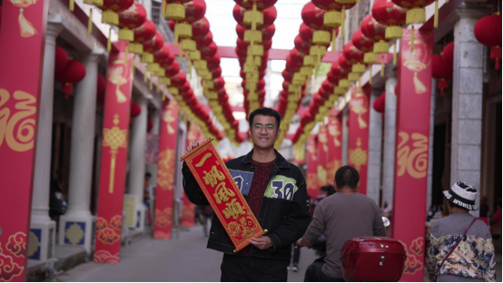 臨近春節(jié)，松口古鎮(zhèn)處處洋溢著喜慶祥和的氛圍,。