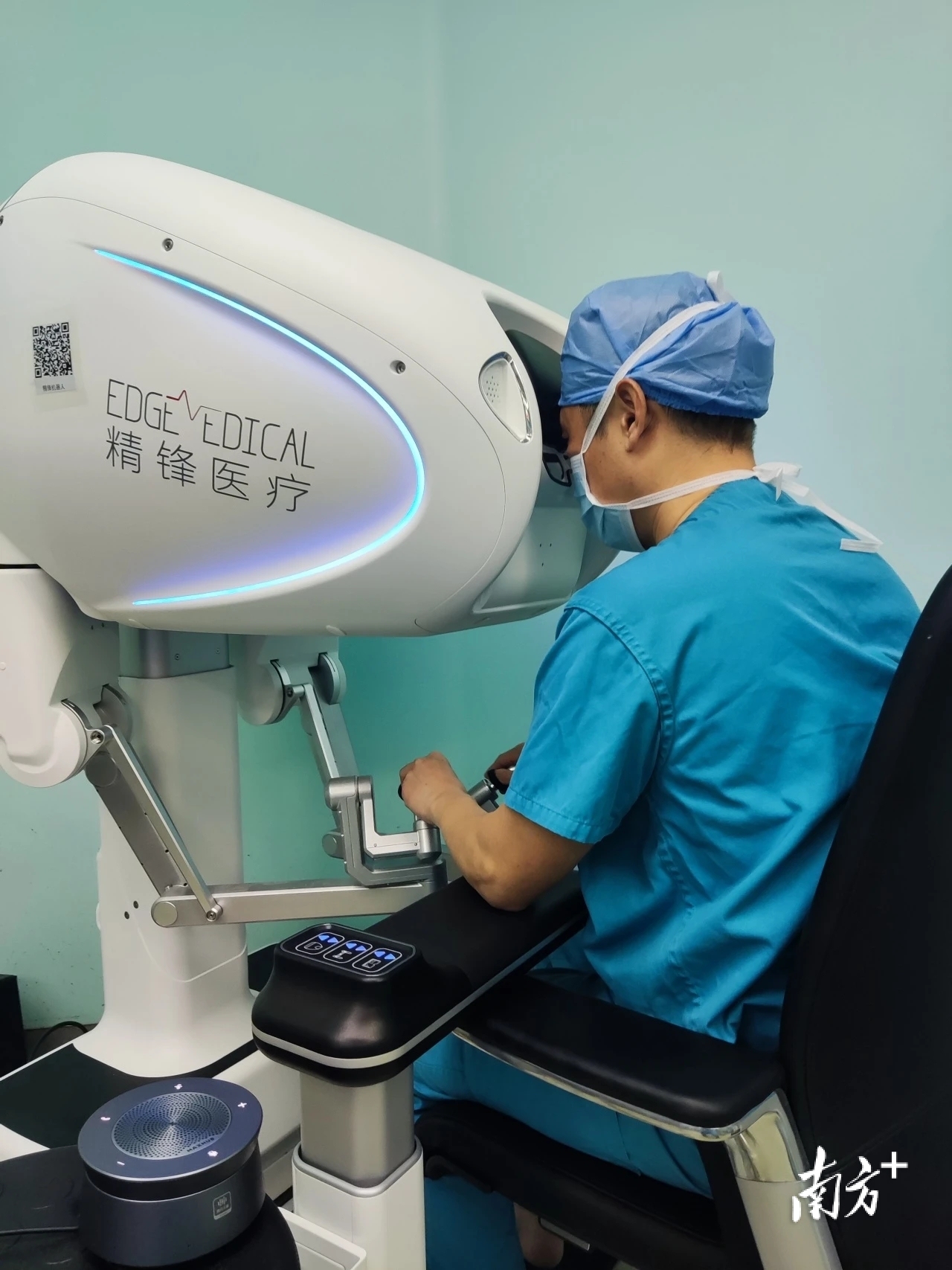 珠江医院乳腺外科主任、副主任医师史福军在广州为三水患者实施国产机器人远程手术。