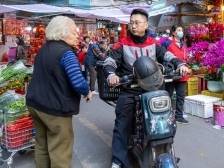 我在广州送快递，穿过大街小巷把“年味”送到千家万户丨新春走基层