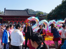 东莞市民大年初一登黄旗山祈福，风车转出好运buff