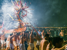 埔寨火龙闹新春，红焰点点耀人间｜春节里的非遗