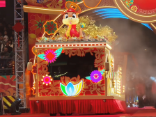 澳门贺岁花车汇演盛大开幕，蛇年烟花璀璨绽放