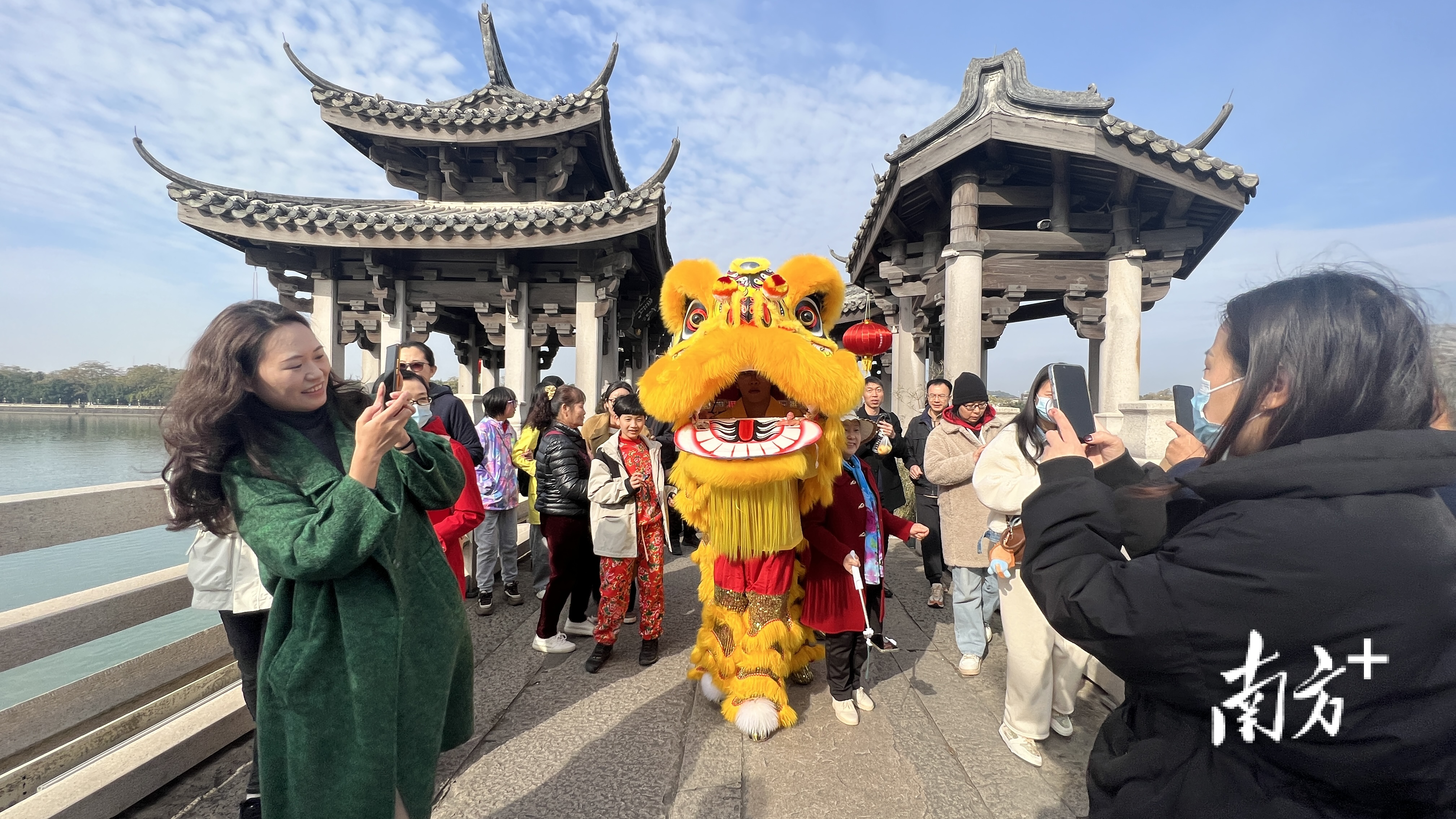 潮州广济桥上,醒狮踏春而至。林楚楚 摄 潮州广济桥上,醒狮踏春而至。林楚楚 摄