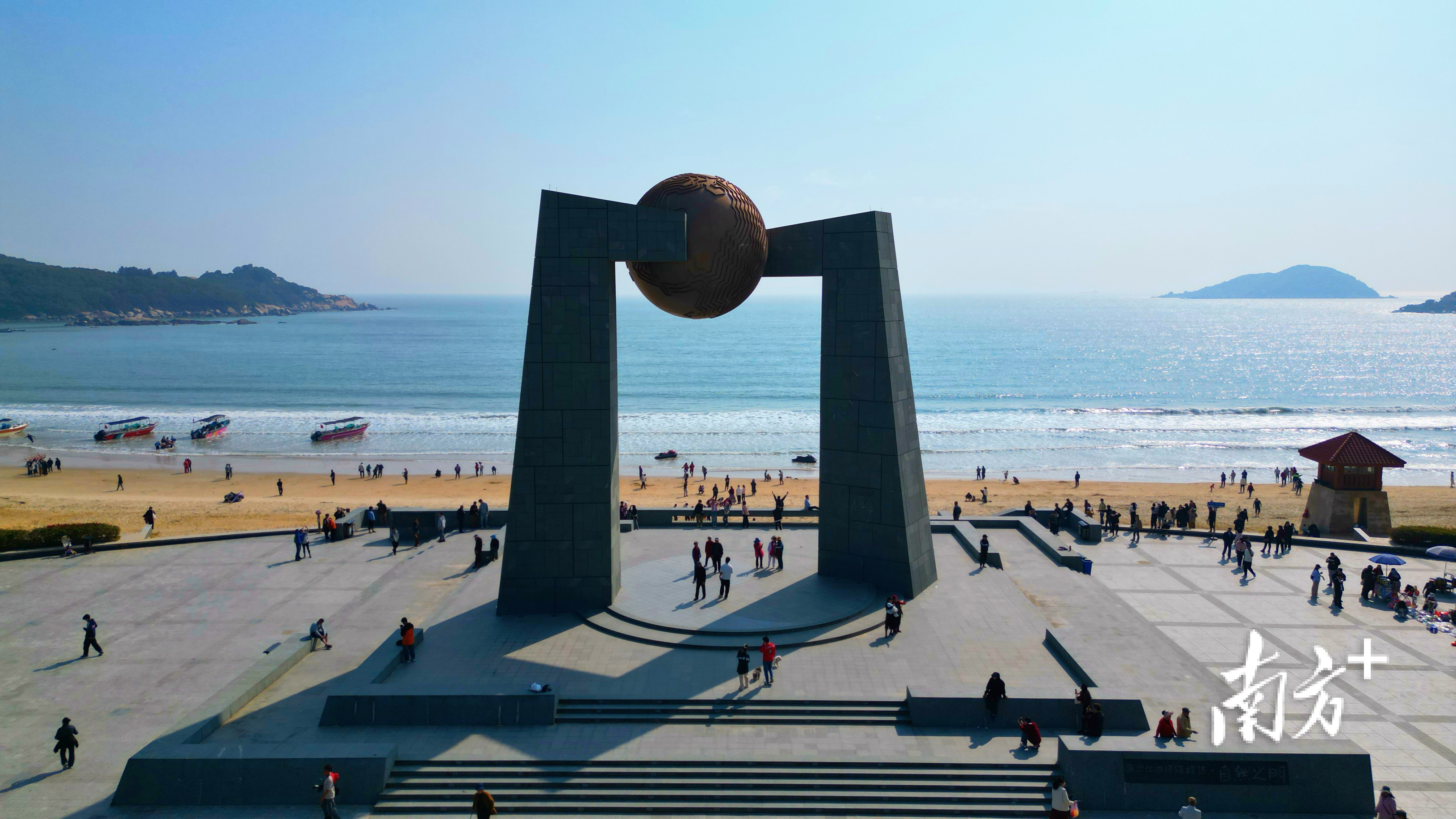 汕头南澳岛北回归线标志塔“自然之门”。张伟炜 摄 汕头南澳岛北回归线标志塔“自然之门”。张伟炜 摄