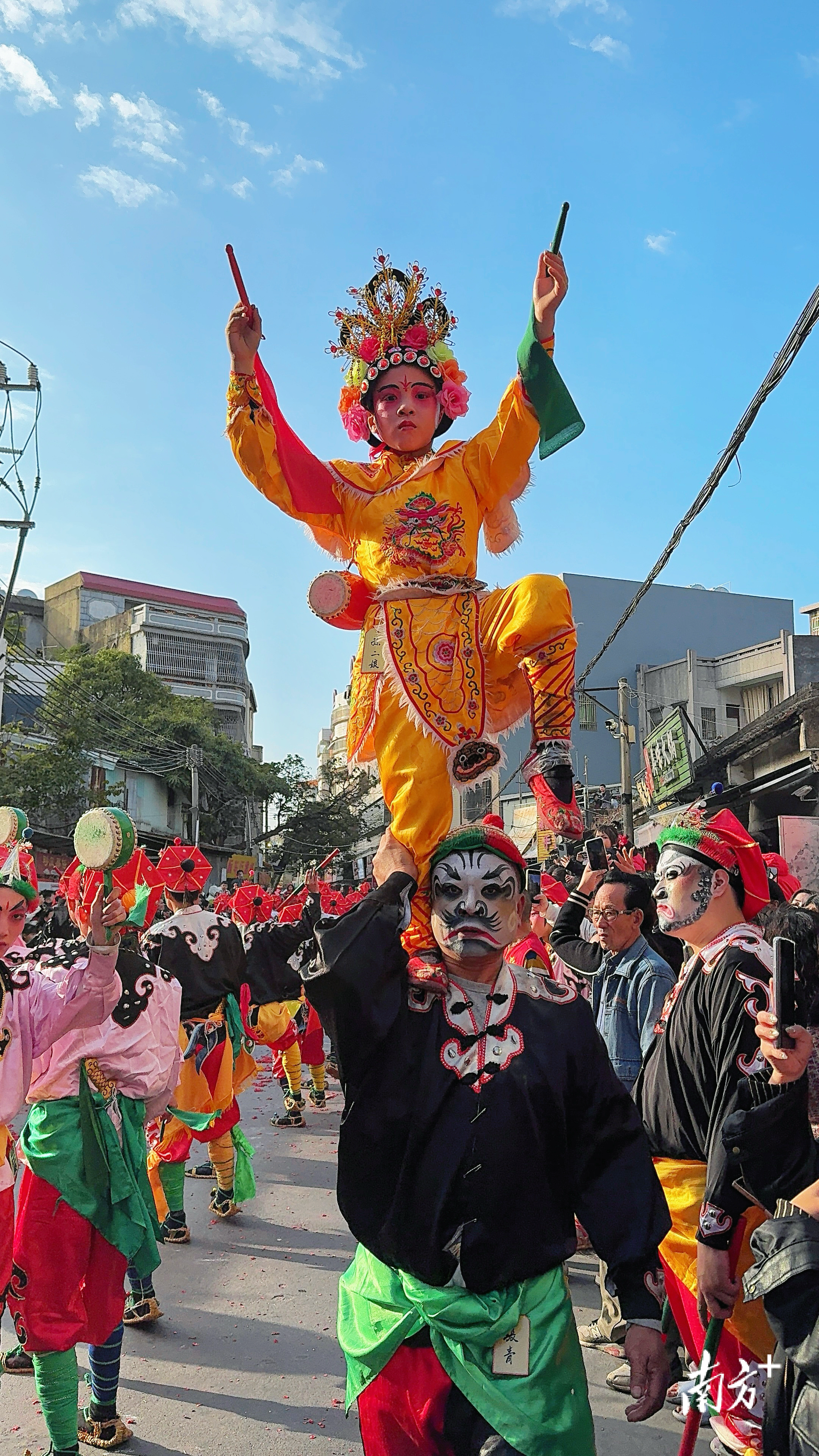 汕尾甲子英歌巡游活动现场气势壮观。受访者供图 汕尾甲子英歌巡游活动现场气势壮观。受访者供图