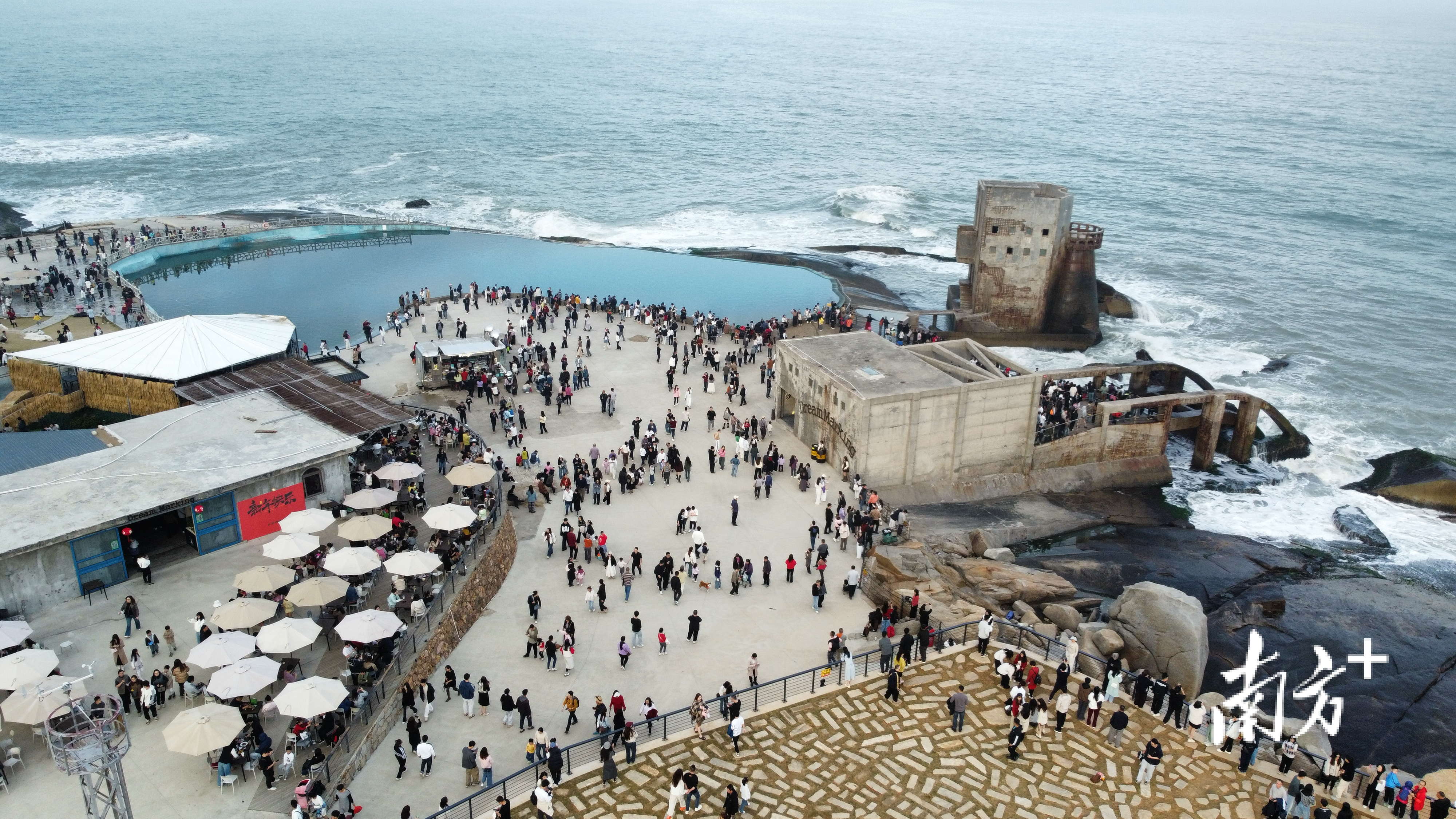 汕尾“古堡咖啡”景区人山人海。陈保良 摄 汕尾“古堡咖啡”景区人山人海。陈保良 摄