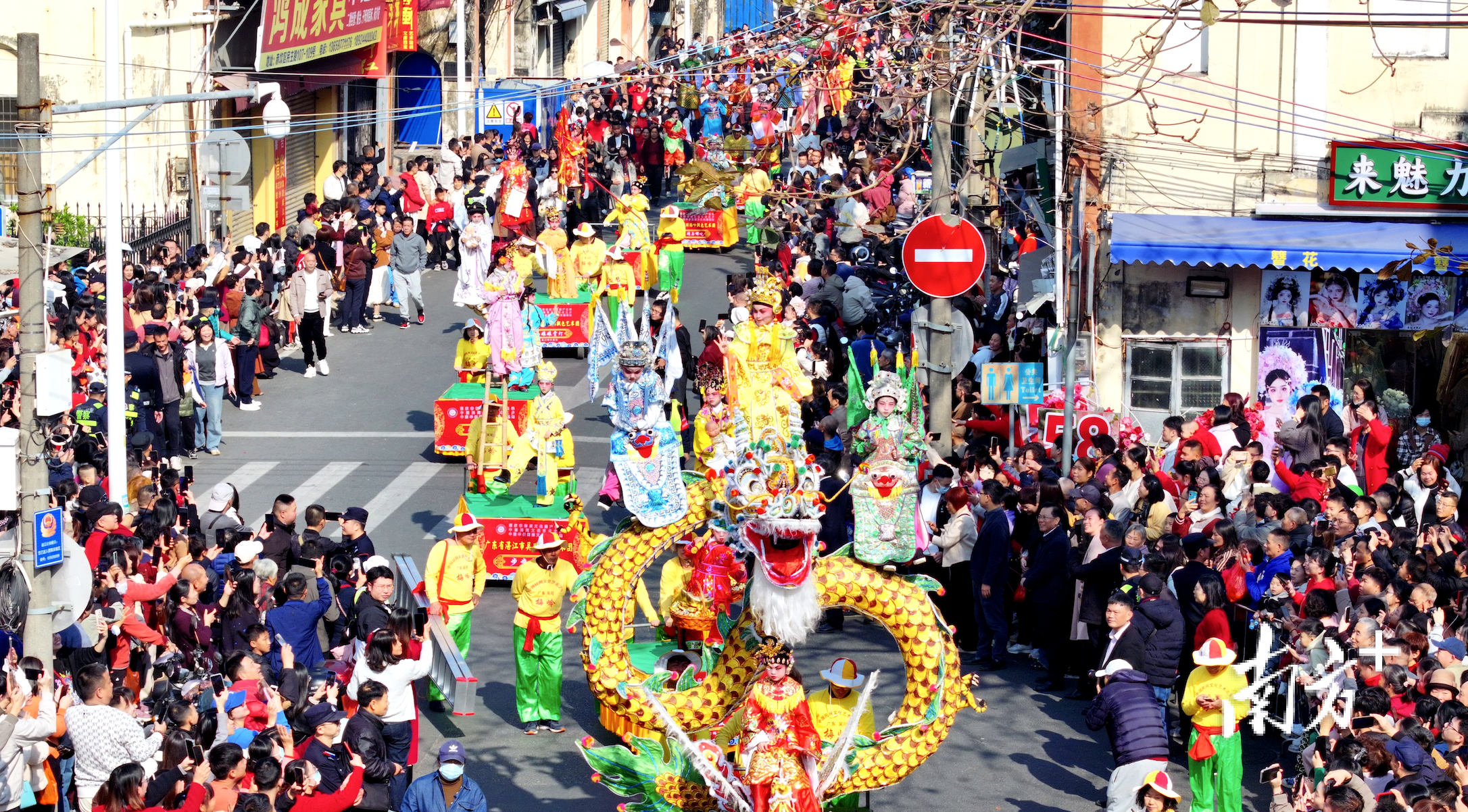 飘色亮相湛江赤坎老街,引游客驻足观看。杨川 摄 飘色亮相湛江赤坎老街,引游客驻足观看。杨川 摄