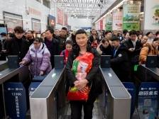 广东各大火车站开始迎来返程客流高峰