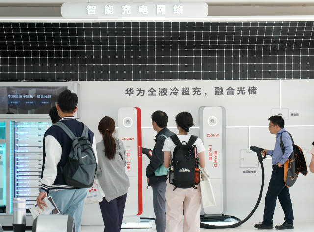 2024年4月30日,在北京车展上,观众在华为展区参观智能充电网络。 新华社发 2024年4月30日,在北京车展上,观众在华为展区参观智能充电网络。 新华社发