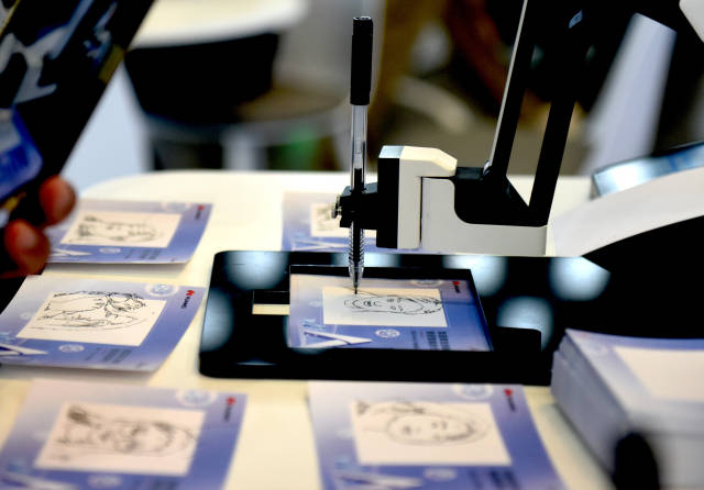 2024世界人工智能大会暨人工智能全球治理高级别会议,在华为公司展台拍摄的智能素描设备。该设备可通过现场拍摄画出素描图。新华社发 2024世界人工智能大会暨人工智能全球治理高级别会议,在华为公司展台拍摄的智能素描设备。该设备可通过现场拍摄画出素描图。新华社发