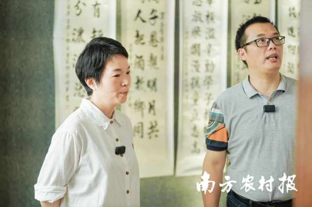 李样讲与古井小学校长（右）薛文耀交谈。