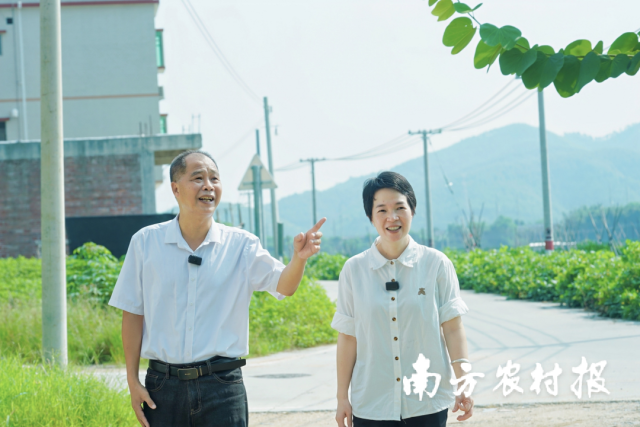 李样讲与文楼村书记吴兆能（左）。