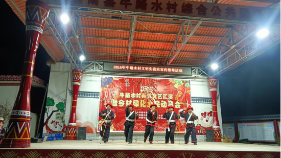 村歌舞队、村民志愿者等现场表演。
