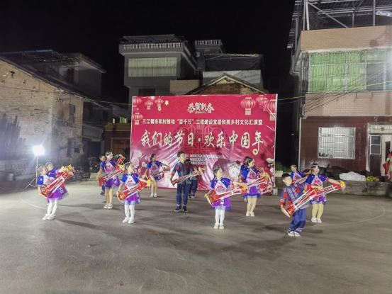 东和村举办糖环制作活动和‘村晚’。