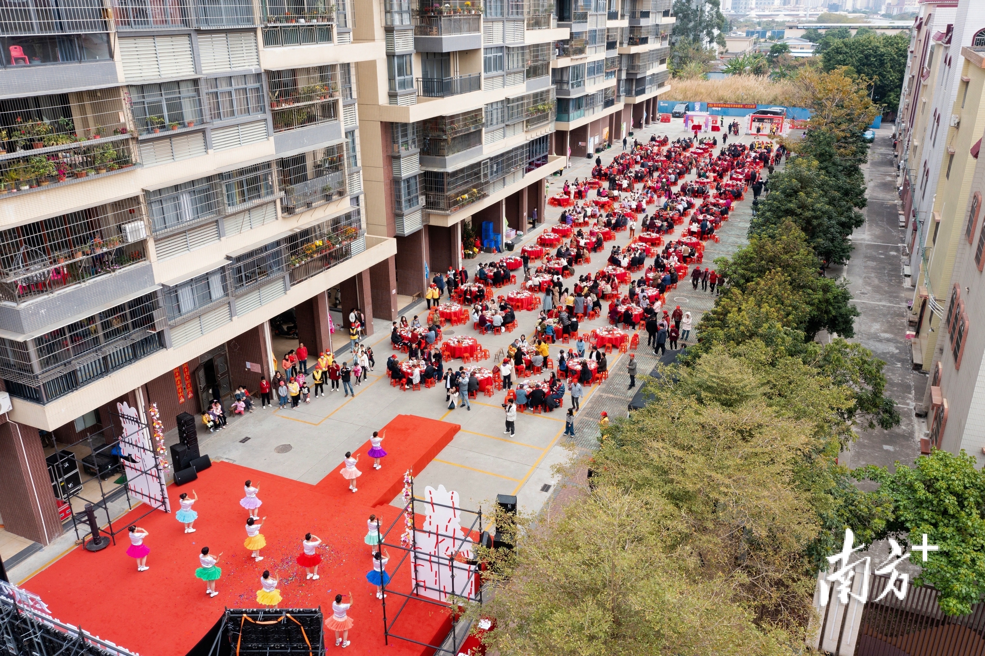 400多位长者欢聚一堂共享午宴。