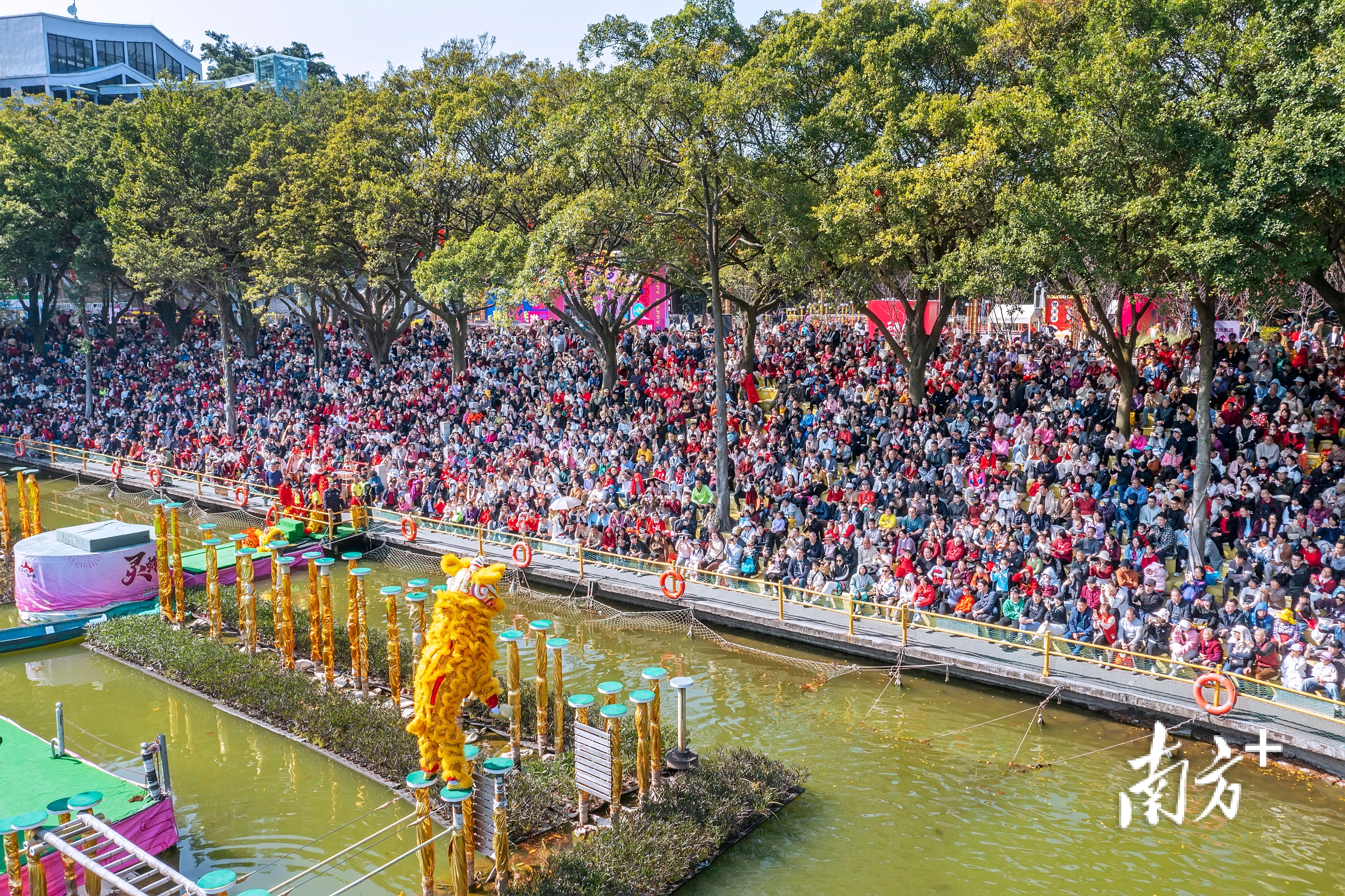 新春假期，西樵山上热闹非凡。&nbsp; 卢展途 摄