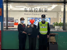 万元金项链玉手镯遗落车厢，地铁站物归原主
