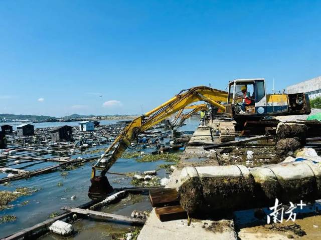 潮州饶平传统木质渔排清拆现场。当地积极推进“木改塑”，2024年拆除8000格以上传统木质渔排、投放新型塑胶渔排6000格以上。
