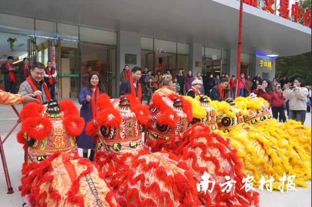 与会领导共同点睛纳吉，醒狮开运！