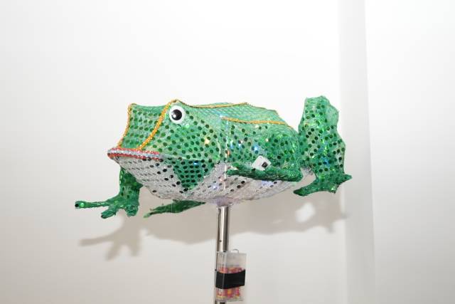 作品名；《翠光灵蛙》