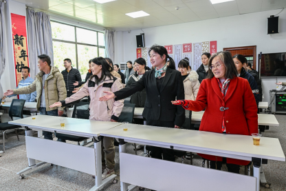 村民们现场学习接待礼仪