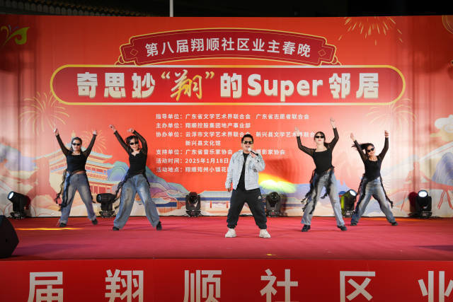 1月18日晚，云浮新兴翔顺社区村晚舞台上，文艺志愿者献唱的《卡拉永远OK》让人眼前一亮。