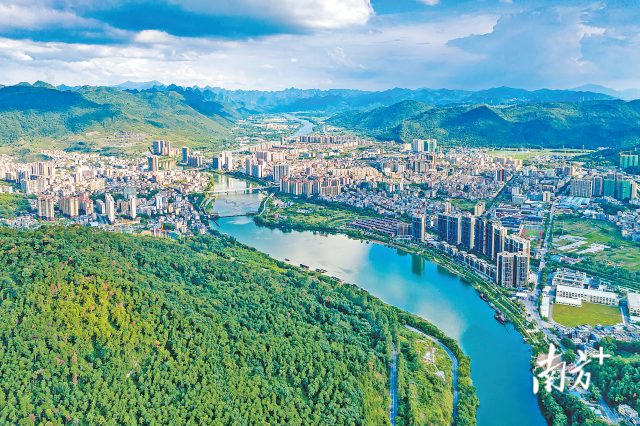 清远阳山加力提速推进“百千万工程”，高质量发展取得新成效。图为阳山县城。唐志光 摄