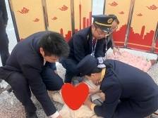 乘客地铁站晕倒，救命神器AED帮大忙