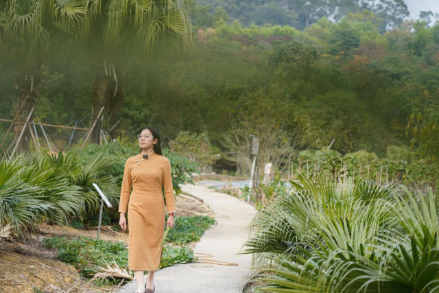 赵琼花是土生土长的新会人，对新会葵艺有着独特的家乡情怀。