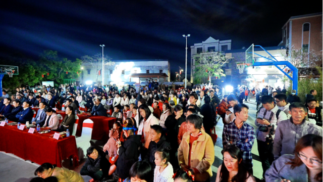 杏花文化中心满是来看“村晚”的村民。