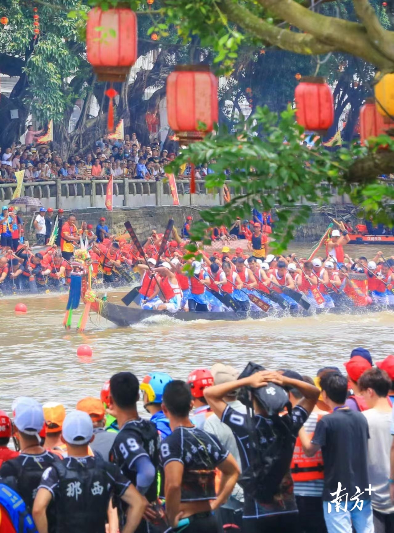 江城逆水赛龙舟。